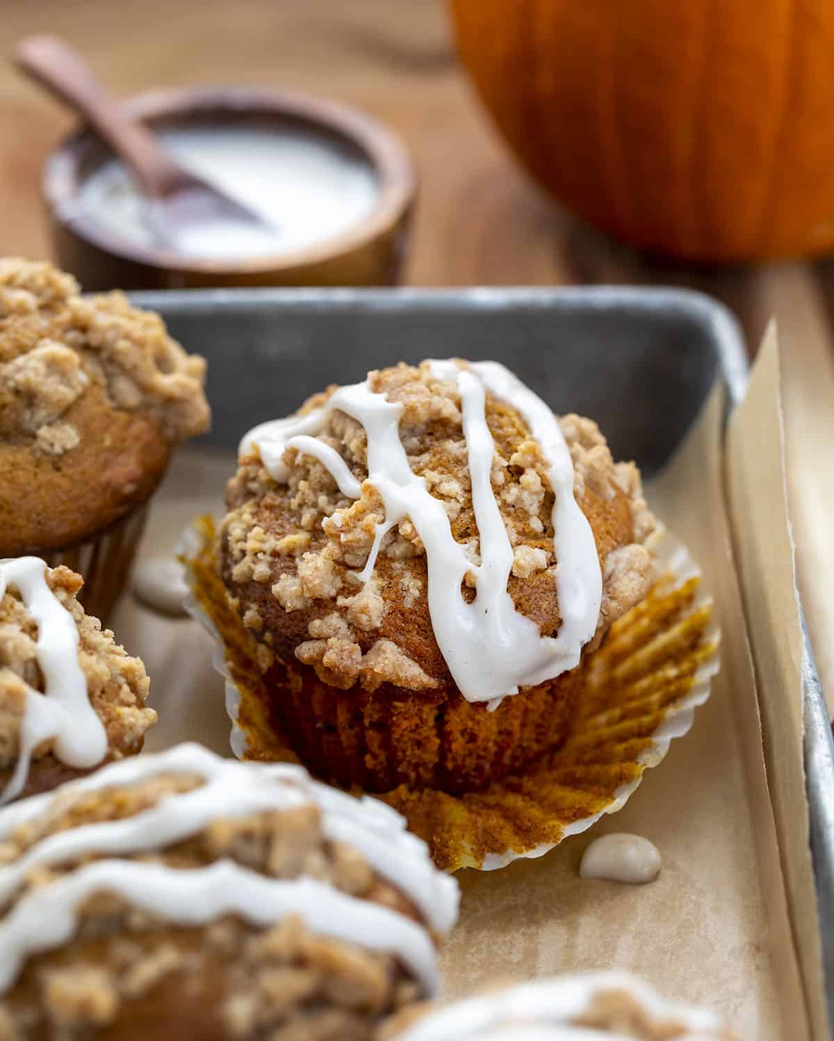 Pumpkin streusel Muffins Recipe - Pumpkin Crumble Muffins in a Pan with Maple Cinnamon Glaze. Breakfast, Muffins, Baking, Breakfast Muffins, Fall Baking, Pumpkin Recipes, Pumpkin Spice Muffins, Maple Glaze, Dessert, Best Muffin Recipes, Big Top Muffins, Big Muffins, i am baker, iambaker