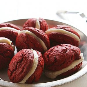 Red Velvet Sandwich Cookies with Brown Butter Cream Cheese #cookies #Christmas